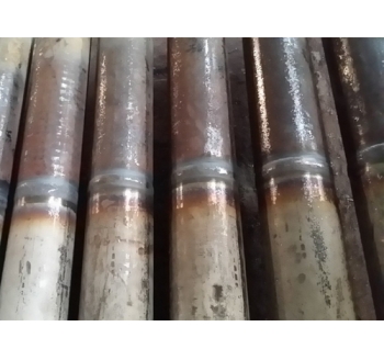 異種鋼接頭/φ76×6 SA－213T91或 /SA－213TP347H；管道介質壓力4.097MPa、溫度569℃。要求以上兩種材質鋼管分別取300mm長按壓力管道對口焊接技術規范標準進行對接，總長共600mm，異種接頭焊口做熱處理。